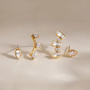 Makroansicht verschiedener 18k vergoldeter Edelstahl-Ohrringe mit geometrischen Kristallen