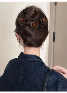 Gedetailleerd overzicht van een acryl bloem haarklem gedragen in een elegant kapsel
