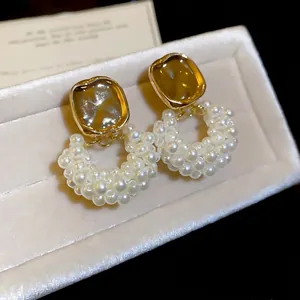Franse vintage parel oorbellen met gouden vierkante knopjes op fluweel