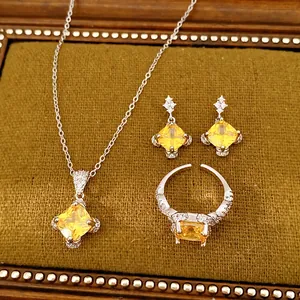 Luxe sieradenset met gele ruitvormige zirkonia's: ketting, oorbellen en ring set.