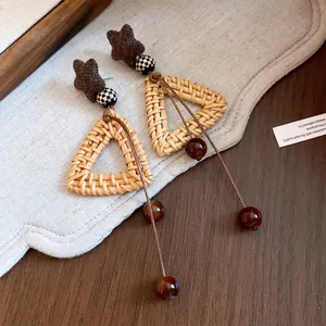 Orecchini vintage intrecciati a triangolo con perline in resina e stelle di stoffa