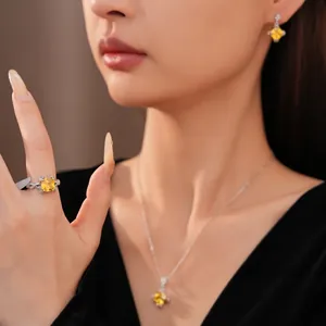Elegante zilveren sieradenset met gele vierkante zirkonia ketting oorbellen en ring