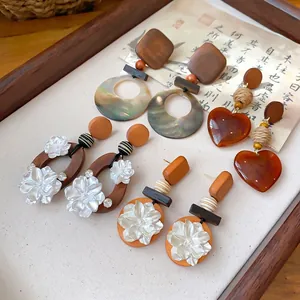 Vintage Maillard-stijl houten bloemenoorbellen set met Boheemse hars hart hangers.
