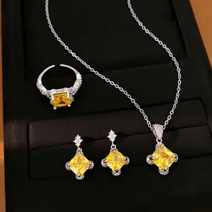 Detailaufnahme eines gelben Zirkonia-Schmucksets mit Ring, Halskette und Ohrringen