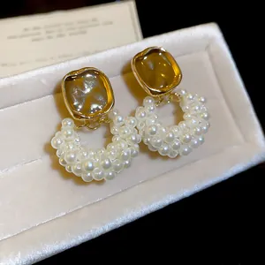 Nahaufnahme französischer Vintage-Ohrringe mit elegantem Perlenkranz-Design.