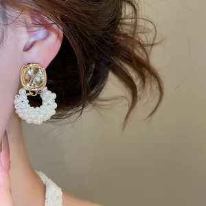 Detailaufnahme französischer Vintage-Perlenohrringe mit gehämmertem Goldstecker