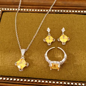 Detailansicht eines luxuriösen Schmucksets mit gelbem Zirkon, Halskette und Ohrringen.