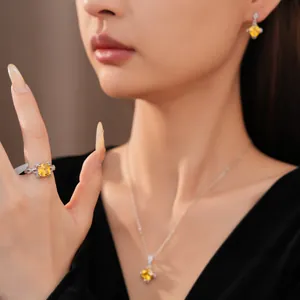 Elegantes silbernes Schmuckset mit gelber Zirkon-Halskette, Ohrringen und Ring an Modell
