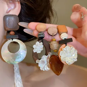 Detailansicht der Vintage-Holzblumenohrringe im Bohemian-Maillard-Stil für Damen
