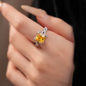 Detaillierte Nahaufnahme eines luxuriösen Silberrings mit einem strahlenden gelben Zirkonia