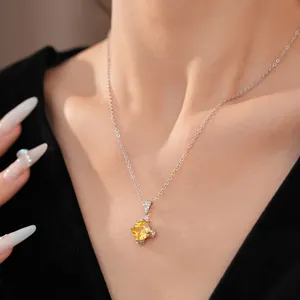 Elegante silberne Halskette mit einem funkelnden gelben rhombenförmigen Zirkonia-Anhänger