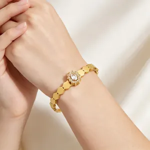 Bracelet vintage à maillons hexagonaux tournesol plaqué or 18 carats porté au poignet