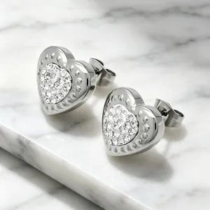 Vue détaillée des boucles d'oreilles cœur en argent avec cristaux pavés étincelants