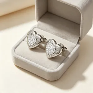 Gros plan de boucles d'oreilles en acier titane en forme de cœur avec cristaux