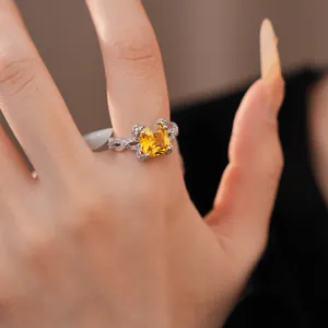 Detaillierte Nahaufnahme eines eleganten Silberrings mit großem gelben Zirkonia-Stein