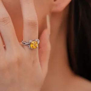 Eleganter Silberring mit leuchtend gelbem Zirkonia im Polsterschliff auf einem Ring