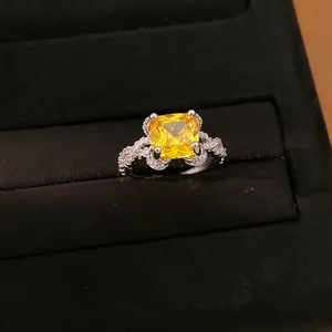 Nahaufnahme eines funkelnden gelben Zirkonia-Rings in einer schwarzen Schmuckschatulle