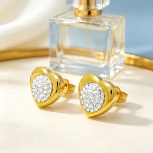 Vue détaillée de boucles d'oreilles cœur dorées avec cristaux pavés étincelants