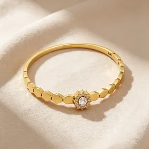 Vue détaillée d'un jonc hexagonal plaqué or 18 carats avec centre diamant tournesol