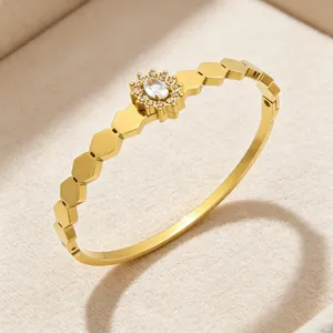 Détail d'un bracelet vintage doré 18 carats avec motifs hexagonaux et cristaux