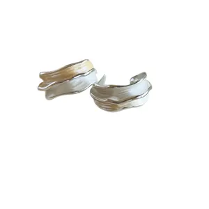 Boucles d'oreilles créoles plissées de style coréen avec une finition bicolore peinte
