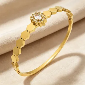 Gros plan d'un bracelet vintage fleur de soleil avec maillons hexagonaux et centre en cristal