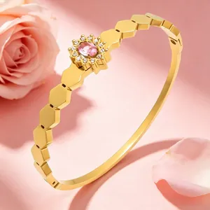 Vue détaillée d'un bracelet hexagonal plaqué or 18 carats avec gemme de tournesol rose.