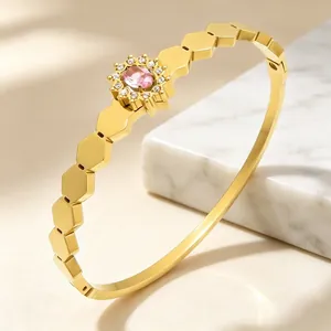 Gros plan d'un bracelet hexagonal plaqué or 18K orné d'un tournesol en cristal rose