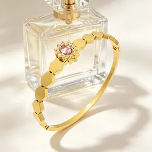 Vue détaillée d'un bracelet en acier inoxydable doré avec motif tournesol et cristal rose