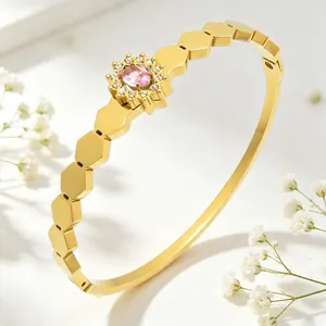 Détail d'un jonc tournesol plaqué or avec gemme rose et maillons hexagonaux vintage