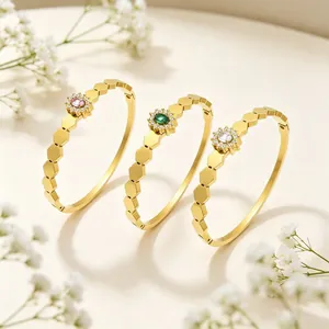 Détail de bracelets vintage tournesol en acier inoxydable avec anneau hexagonal et cristaux