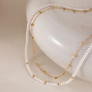 Nahaufnahme der edlen doppellagigen Halskette mit 18k Goldperlen und Acrylperlen