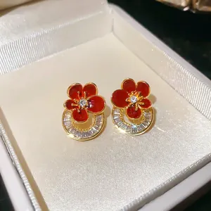 Orecchini a lobo a fiore rosso placcati oro 18 carati con scintillanti zirconi cubici.