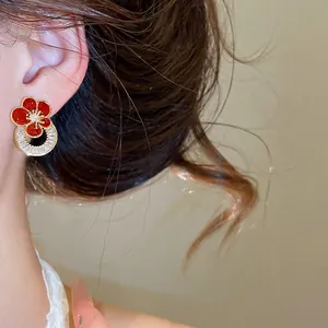 Eleganti orecchini a perno a fiore in smalto rosso placcati oro 18K con anello CZ