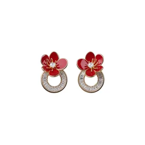 Elegante 18K vergulde rode bloem oorknopjes met sprankelende zirkonia in baguette-slijpvorm