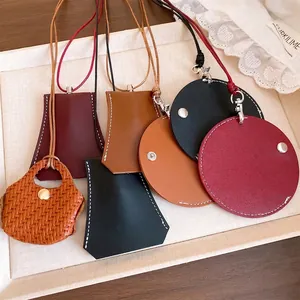 Modieuze leren halskettinghangers en veelzijdige brilhouderaccessoires voor dames
