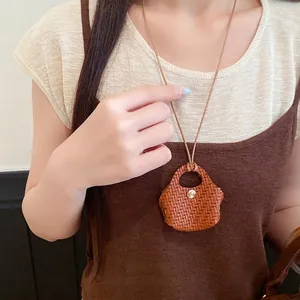 Handgemaakte bruin geweven mini tas hanger ketting met leren koord voor dames mode