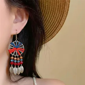 Vintage Ethno-Ohrringe mit rot-blauer Webung, bunten Perlen und silbernen Blatttaseln