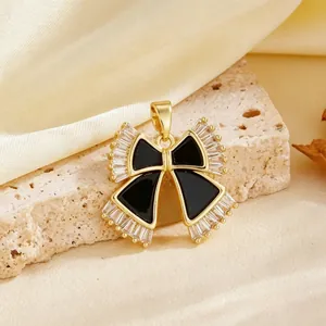 Detail van de strik hanger met zwart emaille en baguette-kristallen