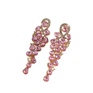 Luxe roze waterdruppel oorbellen met fonkelende zirconen en een goudkleurige afwerking