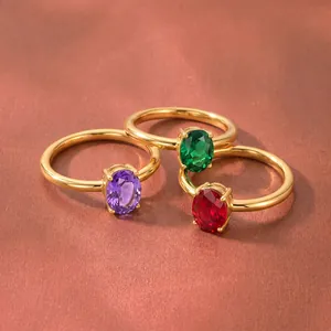 Λεπτομερής όψη τριών οβάλ δαχτυλιδιών 18k με κόκκινες πράσινες και μωβ πέτρες