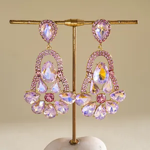 Macroweergave van roze strass-kroonluchteroorbellen met elegante kristallen details
