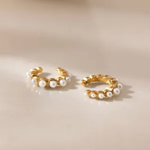 Eleganti ear cuff in acciaio inossidabile placcato oro 18k con perle dal design raffinato