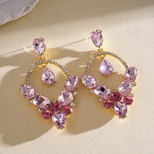 Gedetailleerde weergave van elegante roze kristallen oorbellen met strass-steentjes