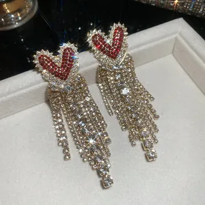 Detailopname van luxe hartvormige kwastjes oorbellen met glinsterende strass-stenen
