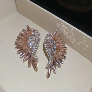 Elegante roze kristallen oorbellen in vleugelontwerp met fonkelende marquise geslepen