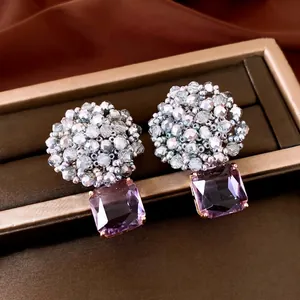 Elegante zilveren kralenoorbellen met luxe paarse vierkante kristallen hangers