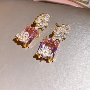 Detailweergave van de roze zirkonia oorbellen met sprankelende kristalclusters