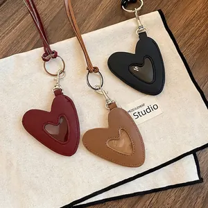 Juego de tres colgantes de corazón de cuero retro en colores granate, marrón y negro.