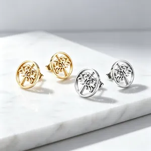 Detailansicht von hohlen Lebensbaum-Ohrsteckern in Gold- und Silberoptik, edel